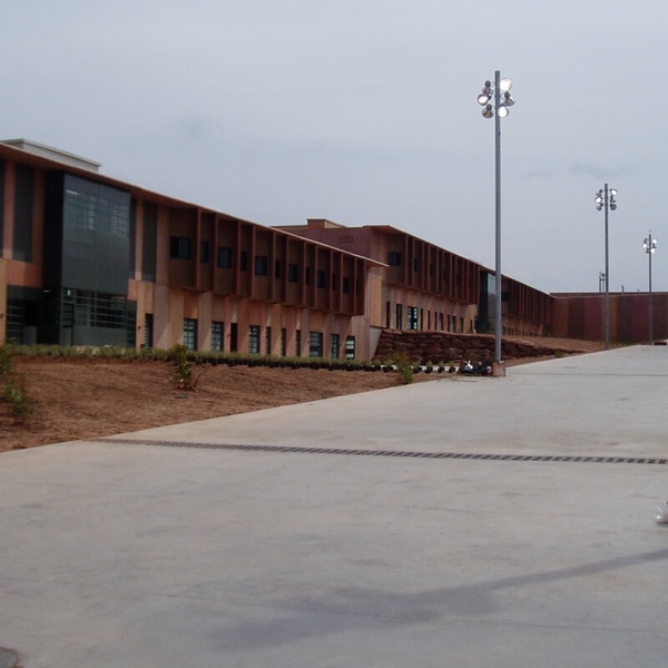 Jardines y zonas de paso entre pabellones